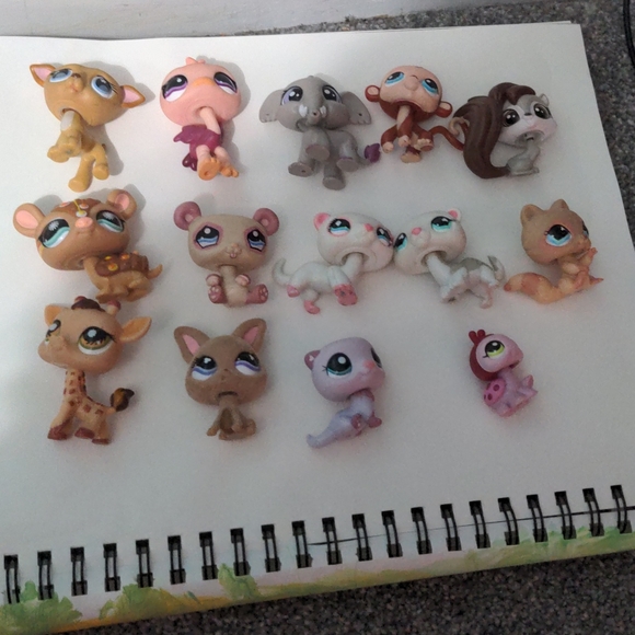 Bundle of littlest pet shops, houses, and accessories - Picture 13 of 17